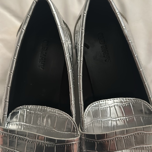 Old Navy metallic snake skin style loafers size 6.5 silver shoes - Picture 6 of 8